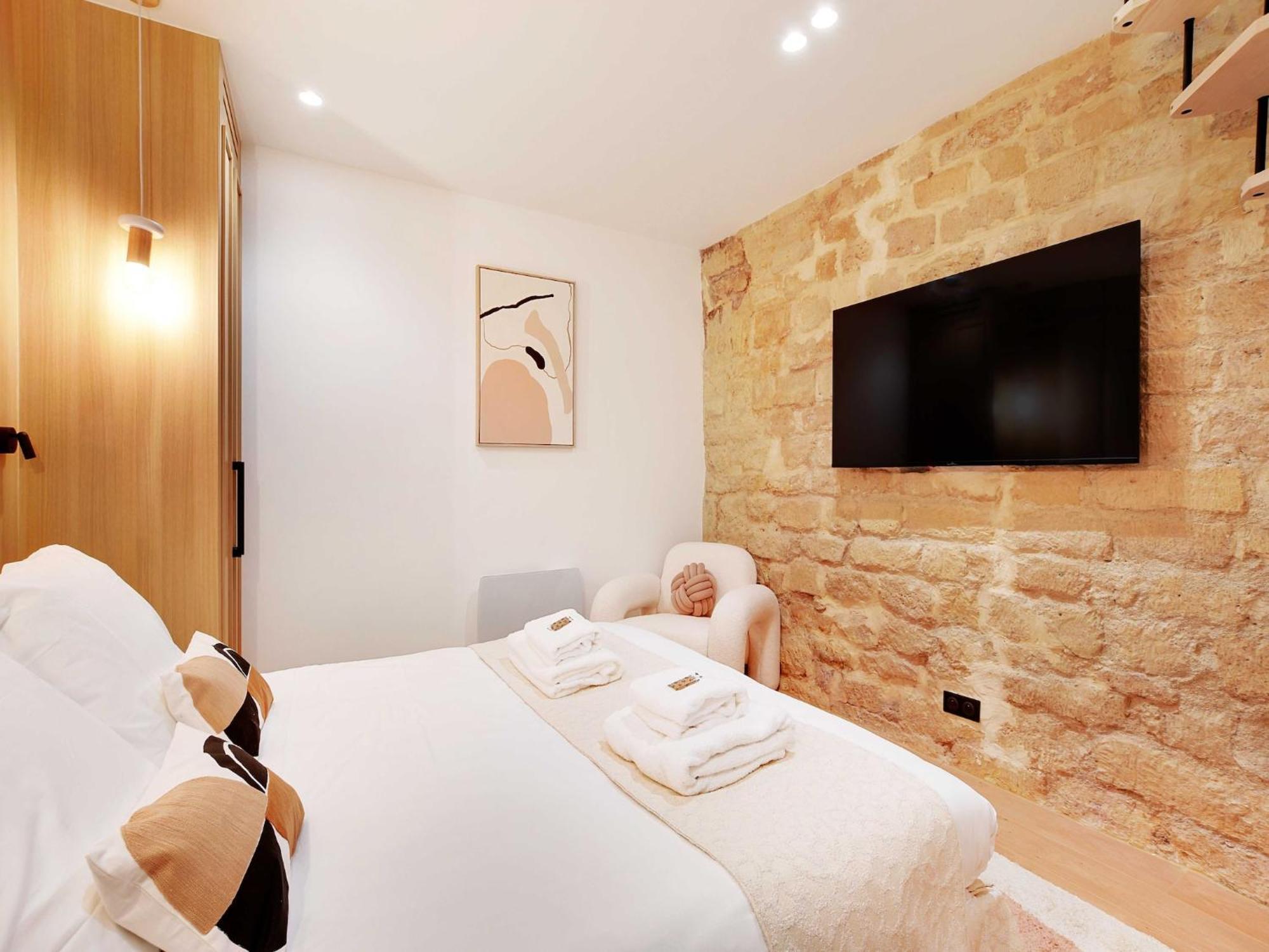 Authentic - 3br 6p - Moulin Rouge *