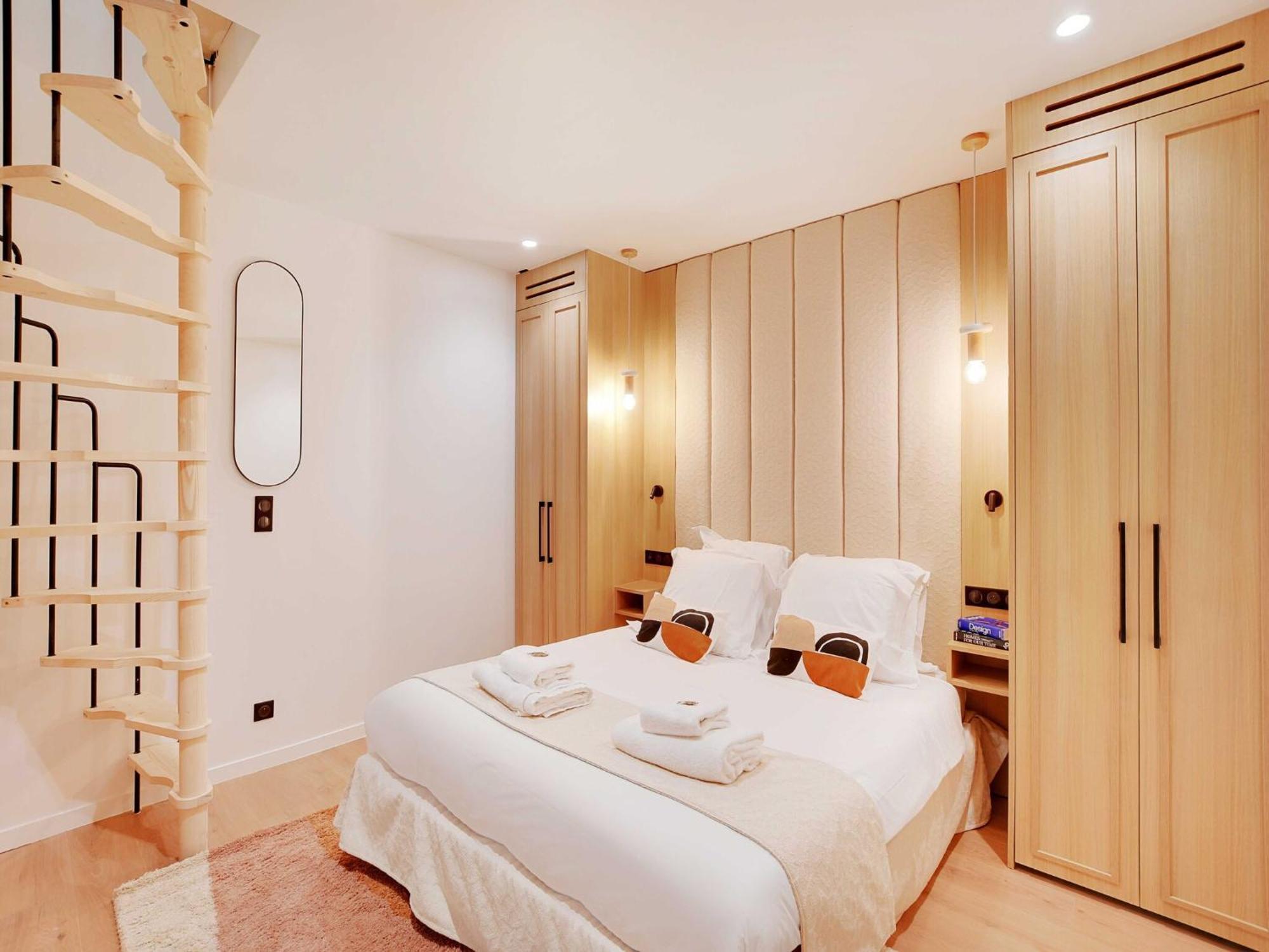 Authentic - 3br 6p - Moulin Rouge Paris